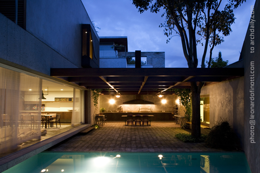 Casa Marrom / Isay Weinfeld