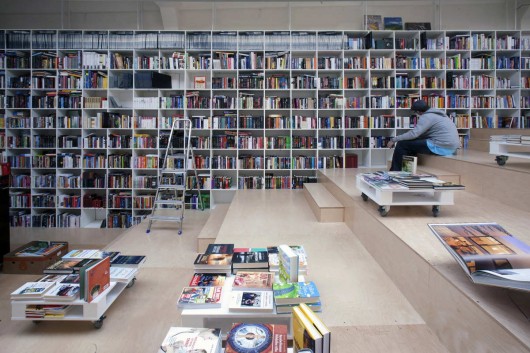 Livraria e Café / Plural + Totalstudio (6)