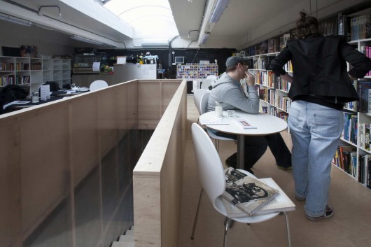 Livraria e Café / Plural + Totalstudio (5)