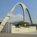 Passarela Professor Darcy Ribeiro - Sambódromo do Rio de Janeiro / Oscar Niemeyer (8) Arco da Apoteose antes da reforma © André Mendonça