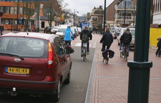 "Espaço Compartilhado" em Haren, Holanda. Via ebikespace.com "Espaço Compartilhado" em Haren, Holanda. Via ebikespace.com