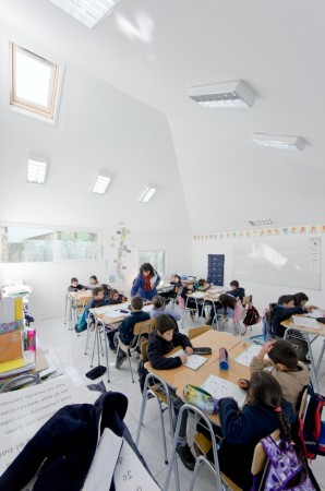 Salas de Classes Atrapa Luz / LAND Arquitetos (15)