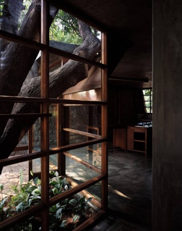 Casa em Belavali / Studio Mumbai (20)