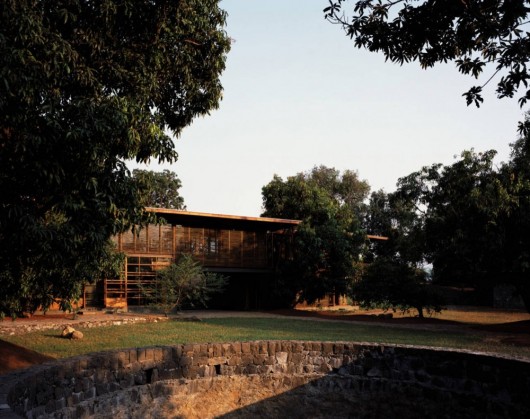 Casa em Belavali / Studio Mumbai (15)