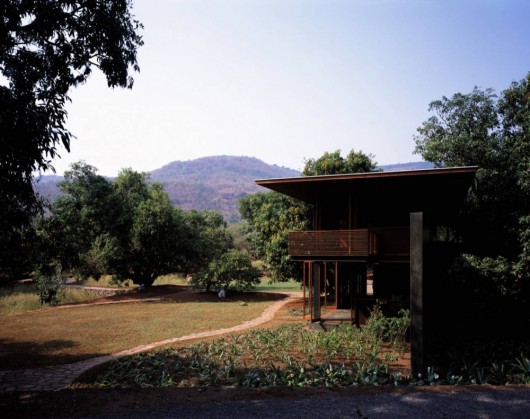 Casa em Belavali / Studio Mumbai (14)