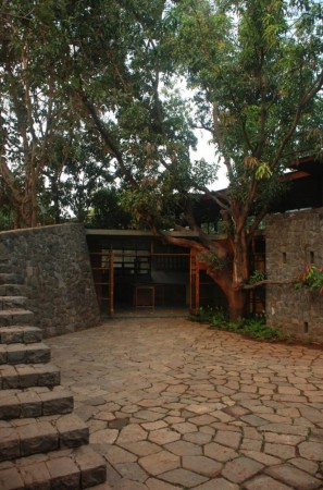 Casa em Belavali / Studio Mumbai (9)