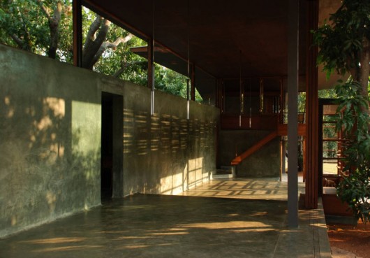 Casa em Belavali / Studio Mumbai (2)