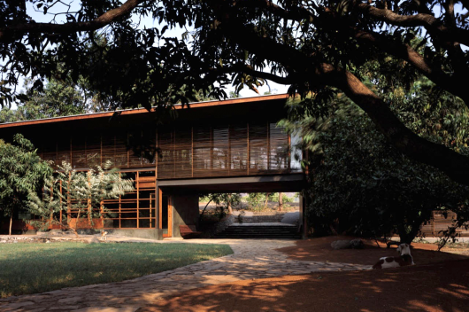 Casa em Belavali / Studio Mumbai (1) © Helene Binet