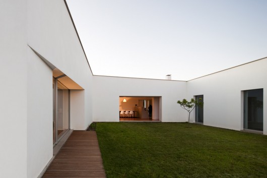 Casa Candeias / Carrilho da Graça Arquitectos (9)