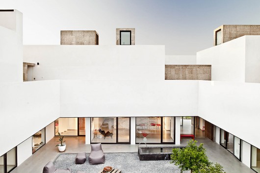 Hotel Villa Extramuros / Vora Arquitectura (3) © Adrià Goula