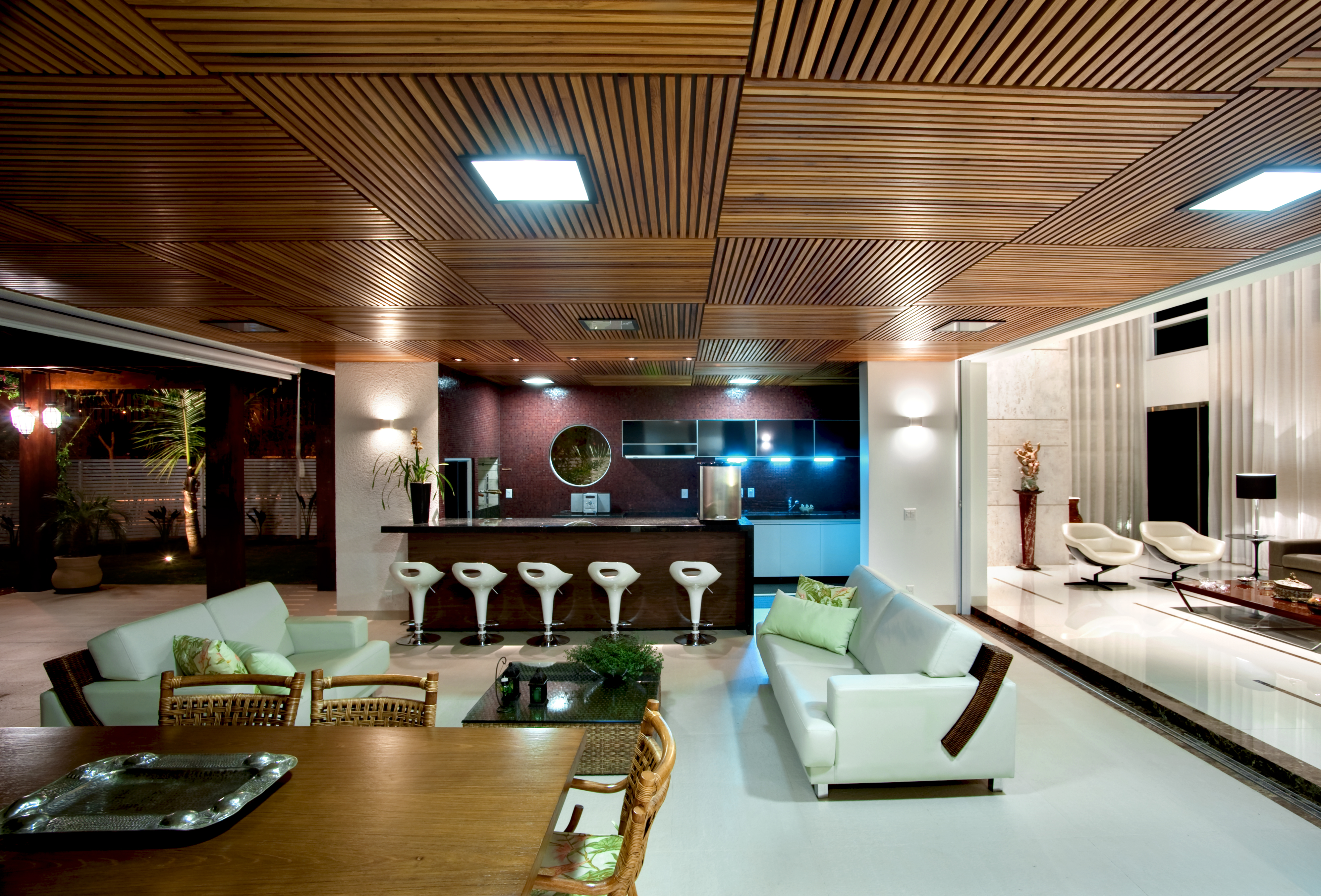 #2C1A0E casa volta se para o interior privilegiando a máxima integração 3987x2705 px Projetos De Cozinha Na Varanda #371 imagens