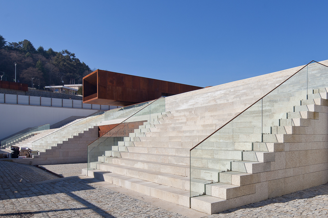 Pavilhão Multiusos de Lamego / Barbosa & Guimarães