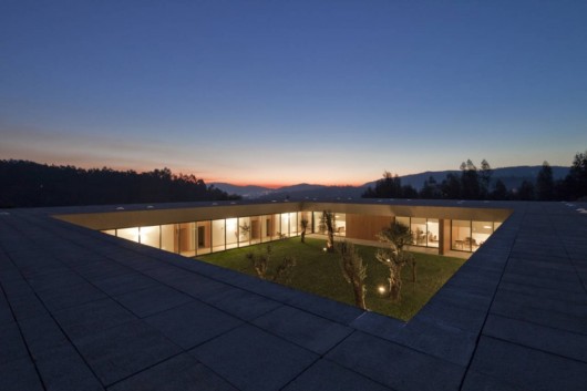 Lar Casa de Magalhães / Atelier Carvalho Araújo (15)