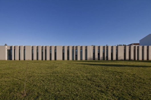 Lar Casa de Magalhães / Atelier Carvalho Araújo (12)