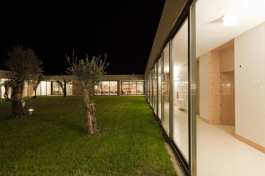 Lar Casa de Magalhães / Atelier Carvalho Araújo (8)