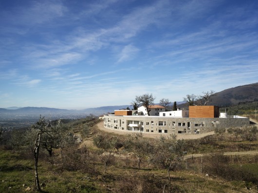Centro de saúde e Casa de Repouso / IPOSTUDIO Architects (14)