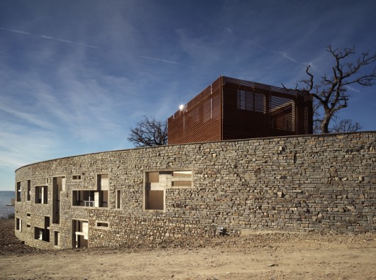 Centro de saúde e Casa de Repouso / IPOSTUDIO Architects (1) © Pietro Savorelli