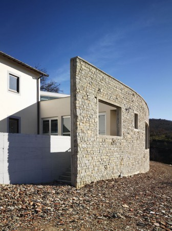 Centro de saúde e Casa de Repouso / IPOSTUDIO Architects (10)