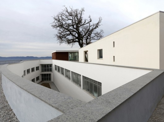 Centro de saúde e Casa de Repouso / IPOSTUDIO Architects (9)
