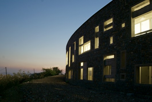 Centro de saúde e Casa de Repouso / IPOSTUDIO Architects (7)
