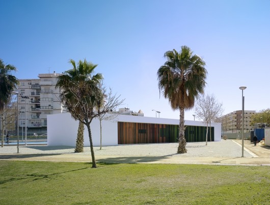 Vestiários e pistas esportivas / GANA Arquitectura (3) © Jesús Granada