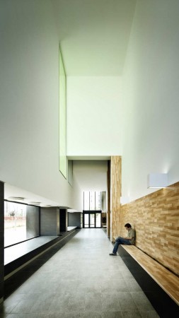 Edifício de Habitação Social / Roldán + Berengué (8)