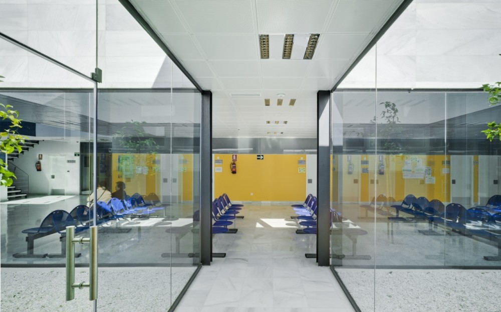 Centro de Saúde Mediterrâneo Norte / Ferrer Arquitectos