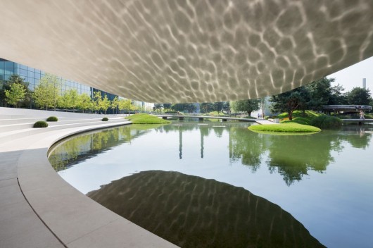 Pavilhão Porsche na Autostadt em Wolfsburg / Henn Architekten (21)