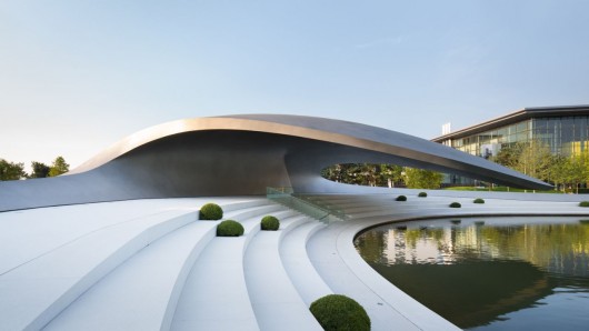 Pavilhão Porsche na Autostadt em Wolfsburg / Henn Architekten (11)