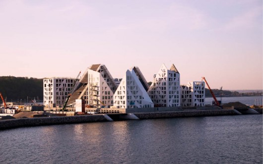 Em construção: Iceberg / CEBRA + JDS + SeARCH + Louis Paillard (1) Iceberg Tops Out © CEBRA