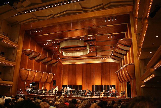 Interior do Avery Fisher Hall / Cortesia de Wikipedia - Commons User Mikhail Klassen, en.wikipedia