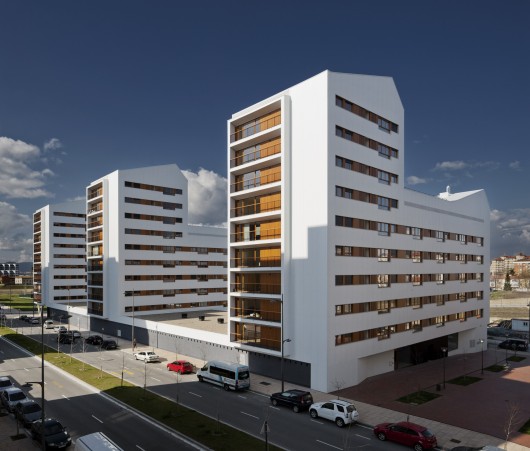 Nuevo grupo de viviendas de protección oficial en Vitoria-Gasteiz / ACXT Arquitectos © Aitor Ortiz