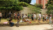 Mutirão em horta da zona oeste: vizinhos interagindo e conversando sobre o bairro. Foto de Ricardo Vicenzo via Rede Brasil Atual