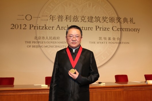 Pritzker’s Challenge: Recognition in the Age of Creative Partnerships Wang Shu recebendo seu Prêmio Pritzker em 2012. Estranhamente, sua esposa e parceira profissional, Lu Wenyu, não foi reconhecida.
