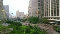 Praça do Vale do Anhangabaú no Centro Velho de São Paulo, no Brasil. Projeto de Rosa Kliass e Jorge Wilheim. © Gabriel Fernandes via http://pt.wikipedia.org