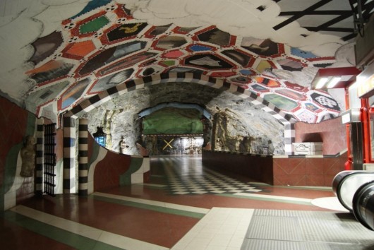 Intervenções artísticas em 90 estações do metrô de Estocolmo, Suécia Intervenções artísticas em 90 estações do metrô de Estocolmo, Suécia